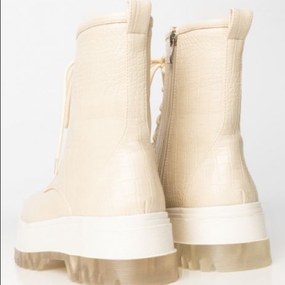 🎊HP🎉 Dolls Kill Ivory Chelsea Vegan Crocodile Leather Lace Up Flat Boots - Picture 3 of 5